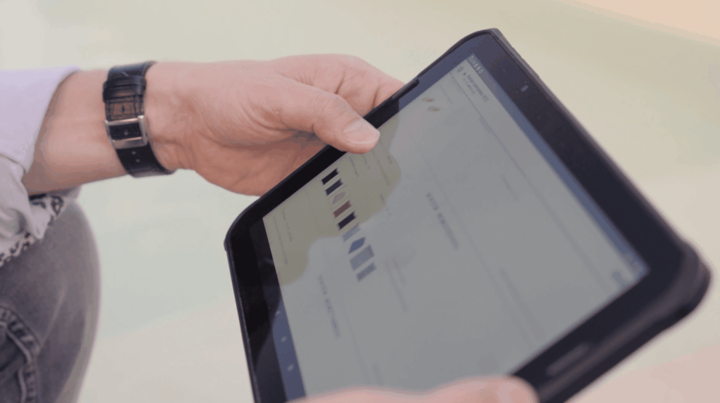 タブレットを操作している男性のイメージ画像