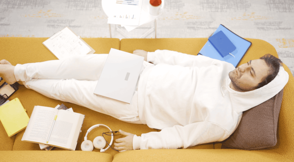 パソコンを開いたけどわからなくて諦めている男性のイメージ画像